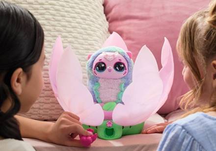 Hatchimals Überraschungsblüten – wenn sich die Raupe in ein magisches Kätzchen mit Flügeln verwandelt