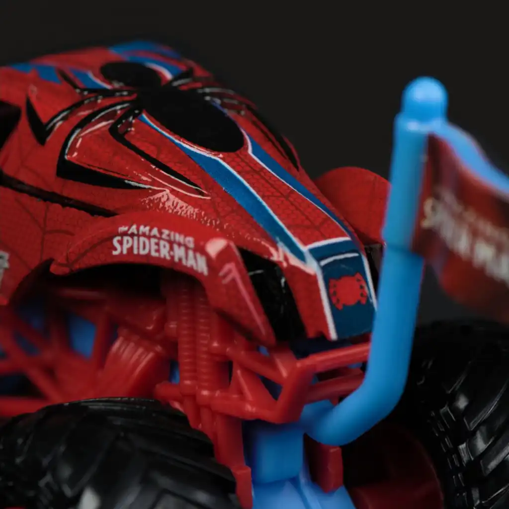 Kreieren Sie Ihre eigenen epischen Stunts mit dem Monster Truck Spider-Man.