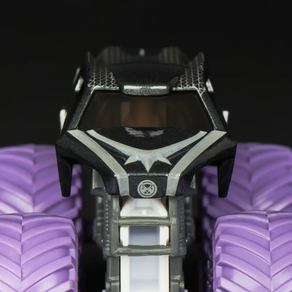 Seien Sie kreativ und gestalten Sie Ihre eigene Monster Jam-Strecke.