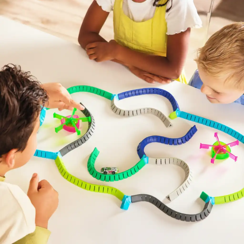 Seien Sie kreativ und entwerfen Sie die verrücktesten Bahnen für die Roboter.
