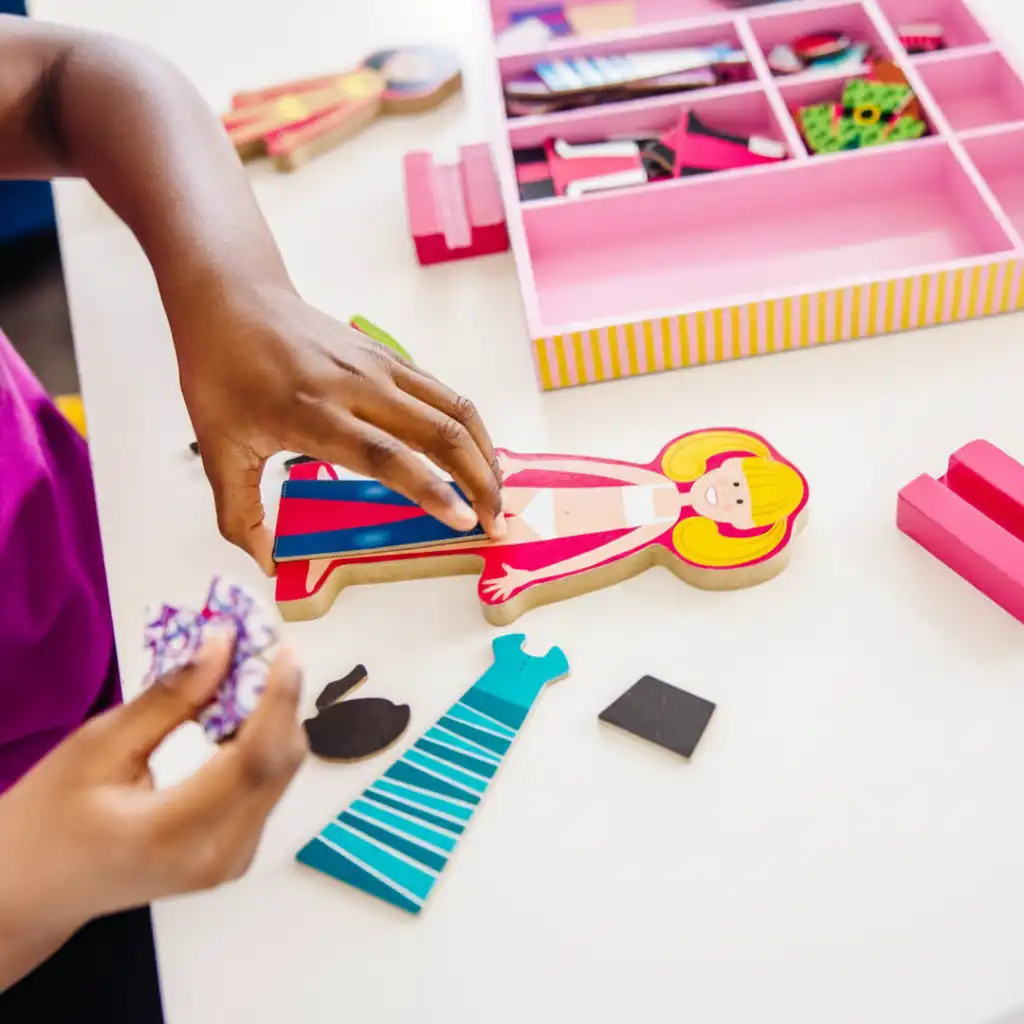 Praktische Holzkiste für perfekte Ordnung im Kinderzimmer.