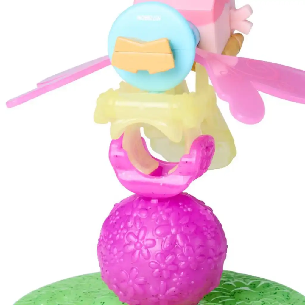 Präzise Details der Baby Box Figur auf einem stylischen Löwenzahnständer.