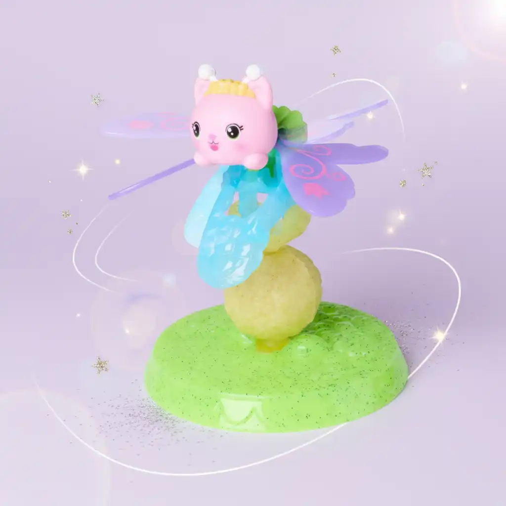 Detaillierte Verarbeitung der Figur der Fee Kočička mit funktionalen Flügeln.