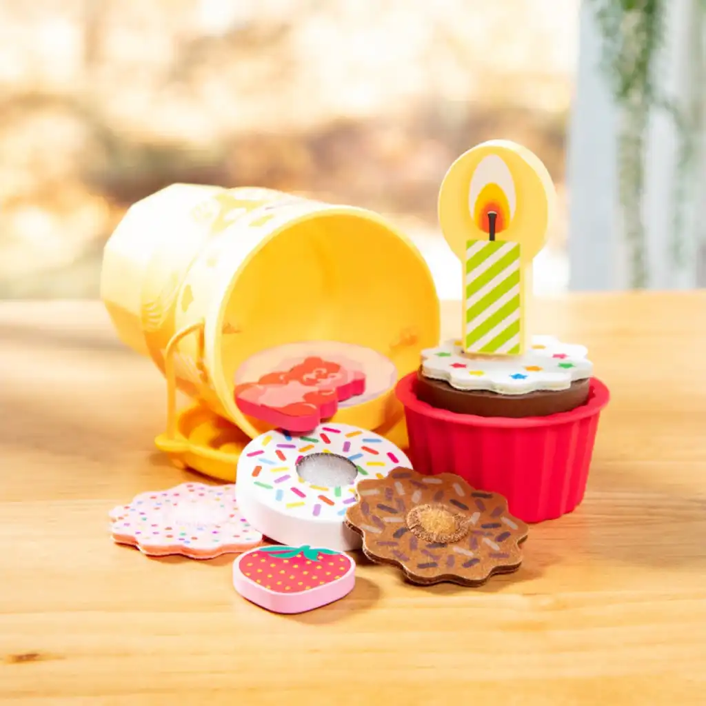 Alle Spielsachen sicher verstaut in einem Becher.